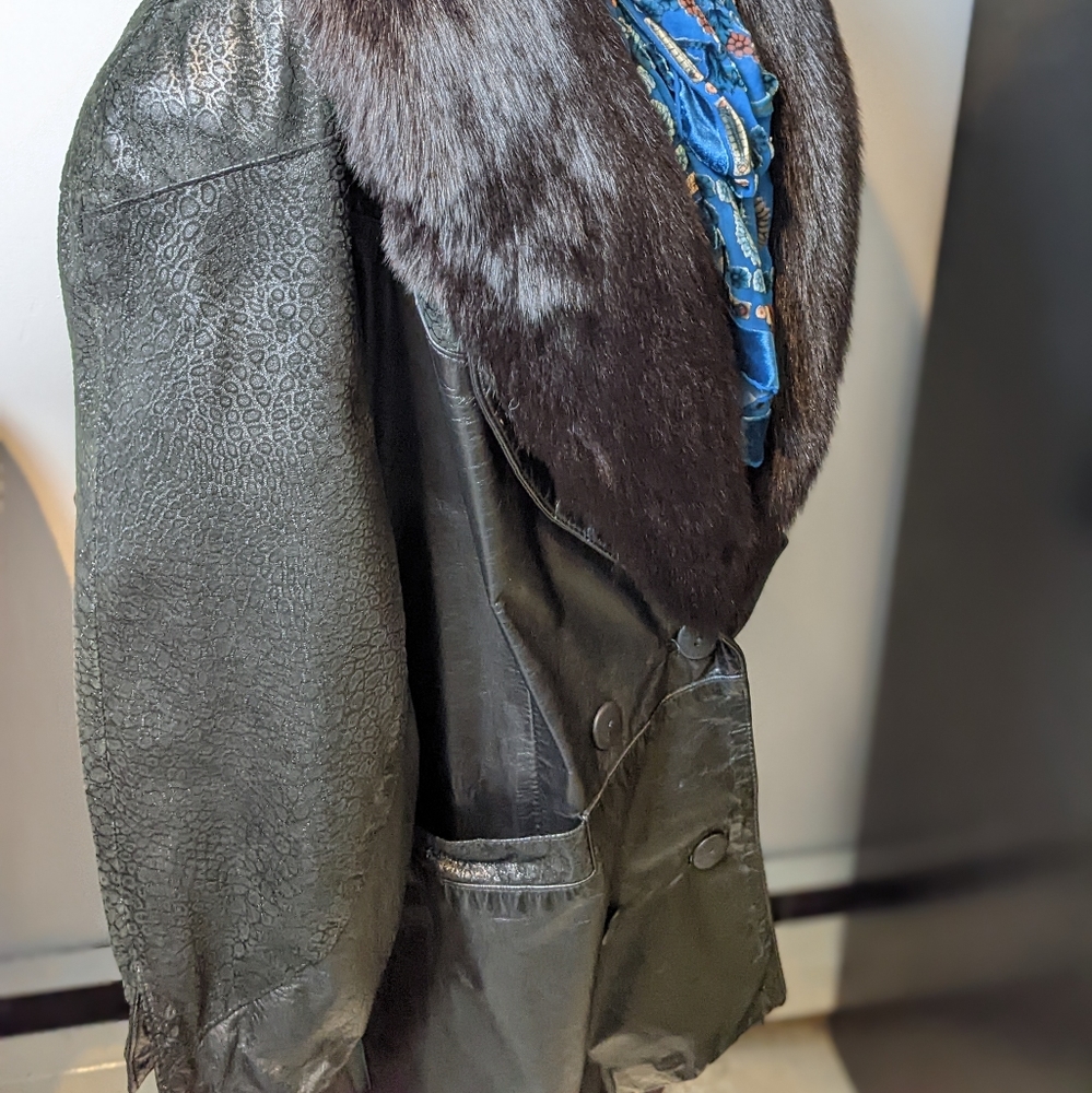 Vintage leather jacket with fur collar - Picture 10 of 16